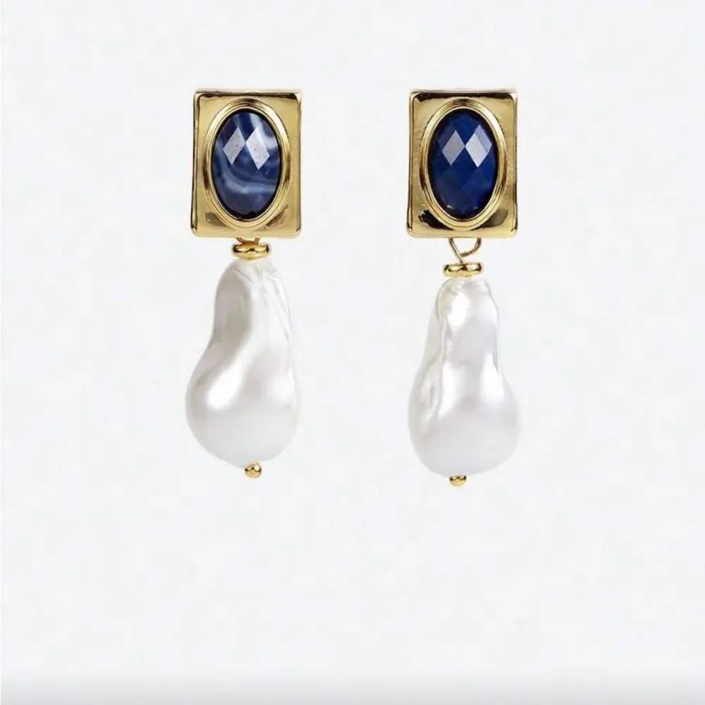 Pearl and blue stone earrings Q588